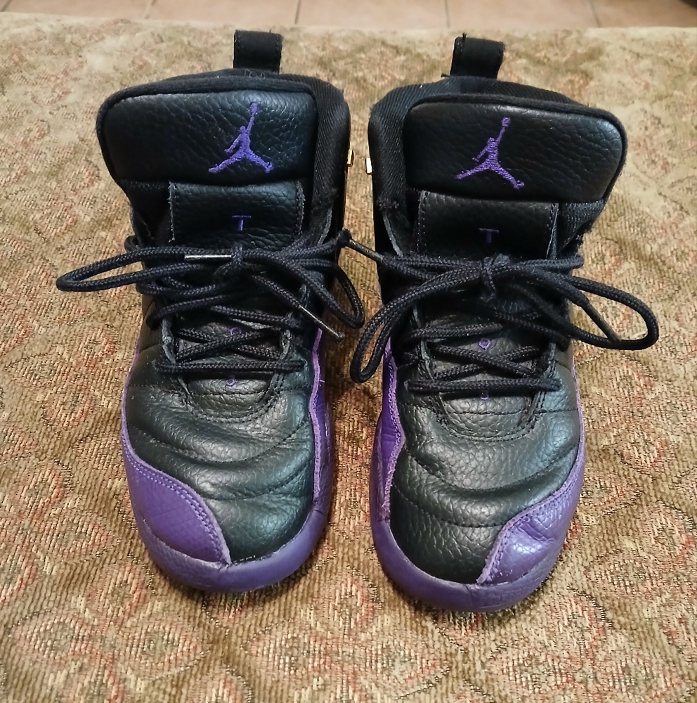 Boys Air Jordan 12 Retro sneakers, Size 1 Y